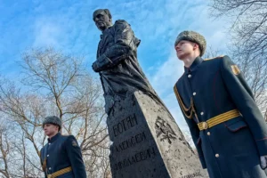 В Москве торжественно открыли памятник Герою России Алексею Ботяну v moskve torzhestvenno otkryli pamyatnik geroyu rossii alekseyu botyanu-lessontime-ru-0