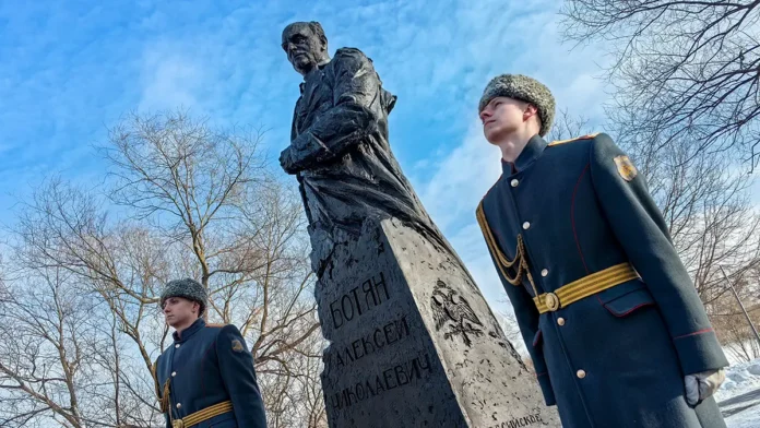 v moskve torzhestvenno otkryli pamyatnik geroyu rossii alekseyu botyanu-lessontime-ru-0
