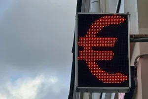 Банк России установил оптимистичный курс доллара евро юаня на февраль bank rossii ustanovil optimistichnyj kurs dollara evro yuanya na fevral-lessontime-ru-0