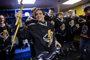 ХК "Тайфун" из Владивостока впервые стартует в плей-ин МХЛ hk tajfun iz vladivostoka vpervye startuet v plejin mhl-lessontime-ru-0