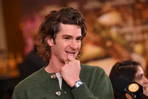 Эндрю Гарфилд удивил образом на премьере; запрет Meta в РФ не связан endryu garfild udivil obrazom na premere zapret v rf ne svyazan-lessontime-ru-0