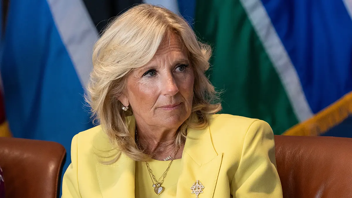 AP: Охранник жены Байдена случайно выстрелил себе в ногу