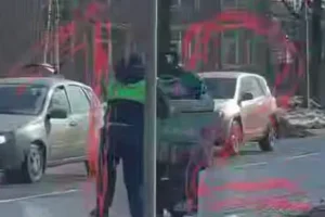 Сотрудник ДПС остановил курьера доставки на Пятницком шоссе в Москве sotrudnik dps ostanovil kurera dostavki na pyatniczkom shosse v moskve-lessontime-ru-0