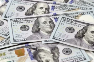 tramp ostavit podpis na dollarovyh kupyurah i zolotyh monetah ssha-lessontime-ru-0