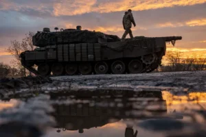 ВС России под Константиновкой уничтожили танк Leopard с БПЛА vs rossii pod konstantinovkoj unichtozhili tank s bpla-lessontime-ru-0