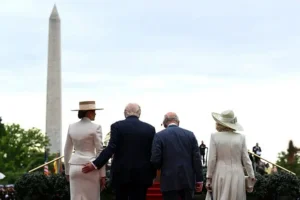 teplyj moment donalda i melanii tramp s karlom  i kamilloj-lessontime-ru-0