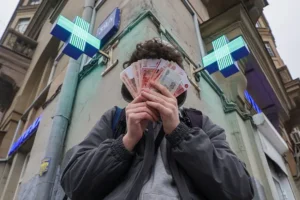 pensioner otsudil 30 tysyach rublej u apteki izza antiseptika-lessontime-ru-0