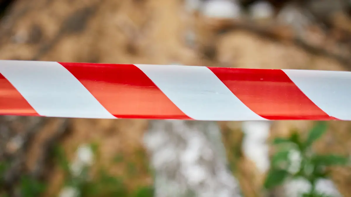 Территорию стройки на северо-западе Москвы оцепили из-за подозрительных предметов