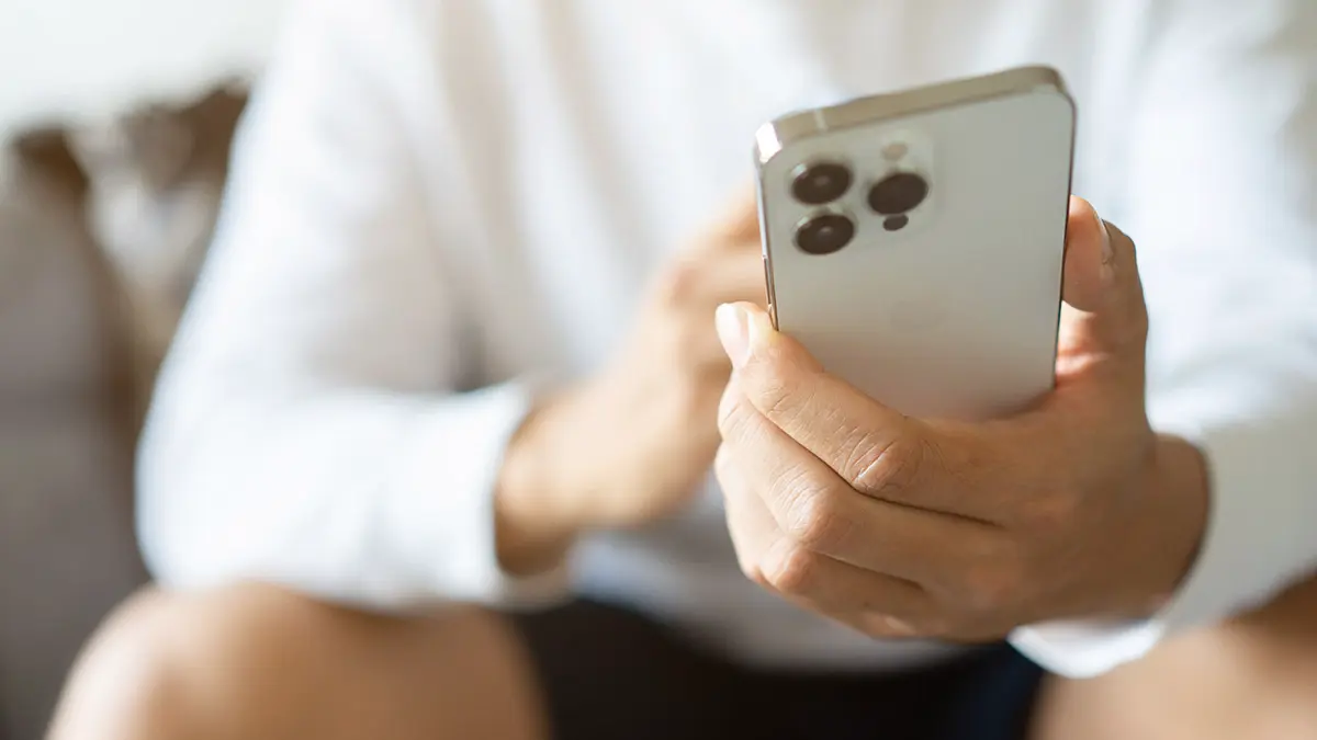 Мужчина украл у девушки телефон за 115 тысяч рублей в баре в центре Москвы