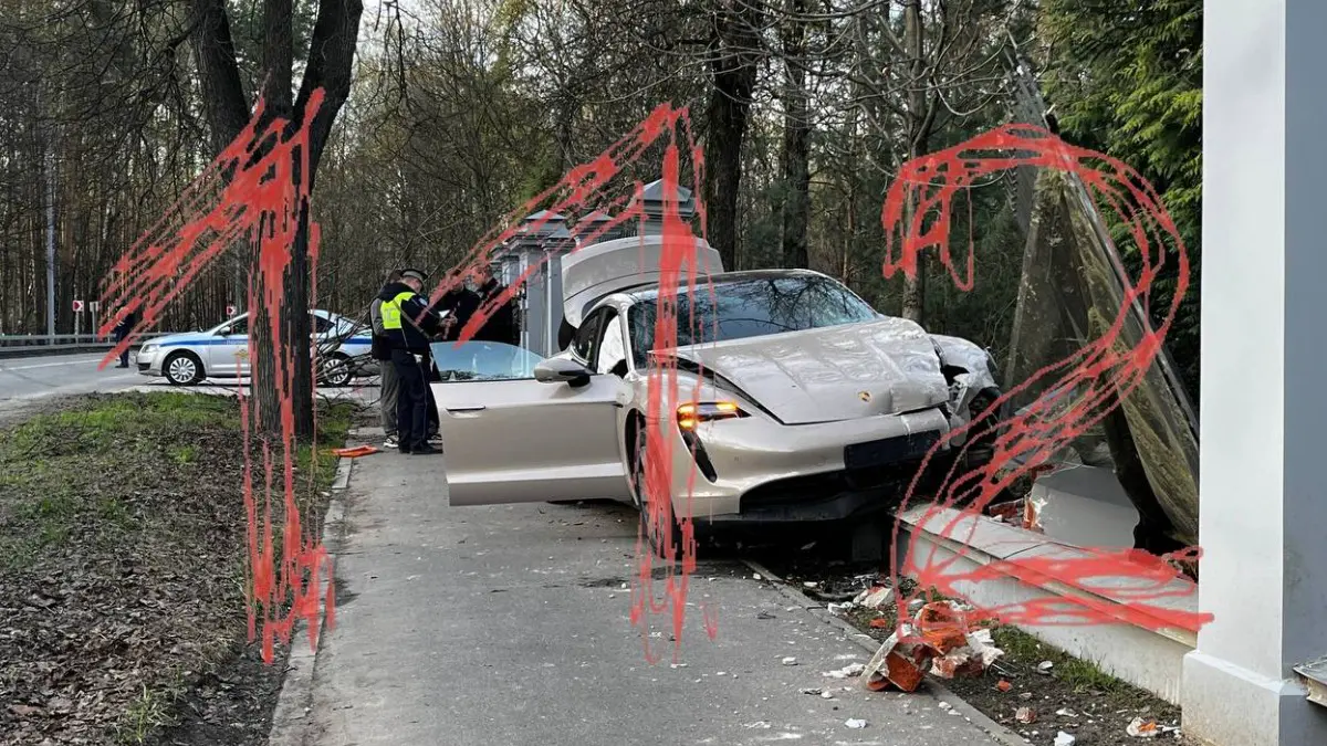 Автомобиль Porsche въехал в забор исторической усадьбы в Сокольниках