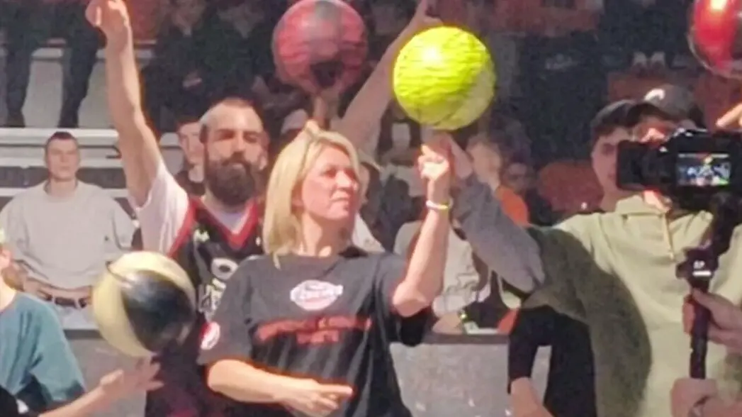 Захарова показала фристайл с мячом на пальце на баскетбольном турнире