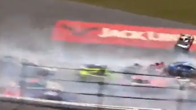 Авария с участием 27 автомобилей произошла на гонке NASCAR Cup Series в США