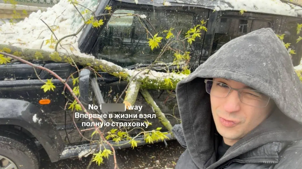 Упавшее дерево раздавило автомобиль рэпера Славы Мэрлоу в Москве