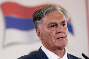 sinisha karan i milorad dodik optimistichno posetyat parad pobedy-lessontime-ru-0