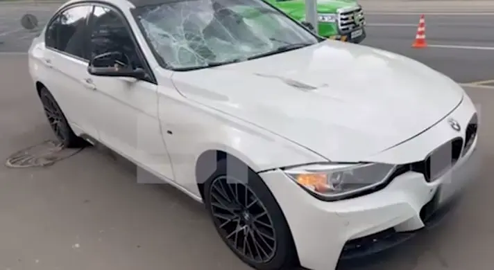 Водитель BMW сбил двух студентов около МИРЭА в Москве