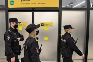 Таможенники в Иркутске задержали пассажирку с роскошными украшениями tamozhenniki v irkutske zaderzhali passazhirku s roskoshnymi ukrasheniyami-lessontime-ru-0