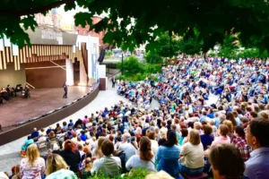 park gorkogo na teatralnom bulvare leto muzyki teatra kino-lessontime-ru-0