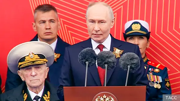 Путин поздравил участников парада на Красной площади с Днем Победы