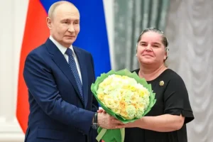 semya karkusovyh iz osetii na torzhestve v kremle s putinym-lessontime-ru-0