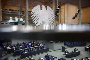 deputaty bundestaga i mercz obsudili pensionnye privilegii-lessontime-ru-0