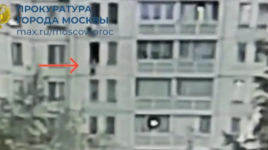 Мужчина толкнул знакомую в открытое окно седьмого этажа в квартире в Москве