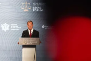 medvedev zayavil ob otsutstvii legitimnosti u zelenskogo i rady-lessontime-ru-0