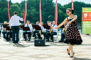 Парк Горького открывает сезон с военными оркестрами и Спасской башней park gorkogo otkryvaet sezon s voennymi orkestrami i spasskoj bashnej-lessontime-ru-0