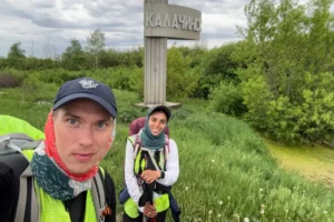 Павел и Тома идут пешком через Омскую область во Владивосток pavel i toma idut peshkom cherez omskuyu oblast vo vladivostok-lessontime-ru-0