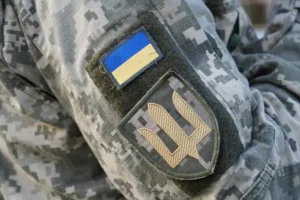 v kieve devushka napala s gazovym ballonchikom na sotrudnika tczk-lessontime-ru-0