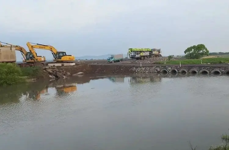 Новый мост вместо разрушенного большегрузом возводят в селе Сиваковка АО &quotПримавтодор&quot