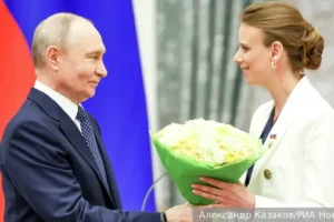 Владимир Путин в Кремле чествует Изабэлль Ларошь-Сорлин и ее семью vladimir putin v kremle chestvuet izabell laroshsorlin i ee semyu-lessontime-ru-0