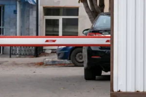 vladimir svechnikov razyasnil zhilishhnyj kodeks ob ustanovke shlagbaumov-lessontime-ru-0