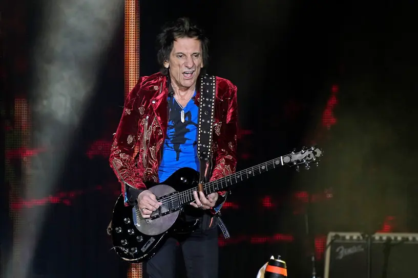 Власти не оценили розовую дверь Ронни Вуда из Rolling Stones-0
