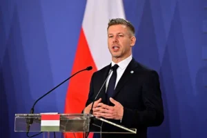 Эрдоган подарил Петеру Мадьяру пистолет Magnum на саммите НАТО erdogan podaril peteru madyaru pistolet na sammite nato-lessontime-ru-0