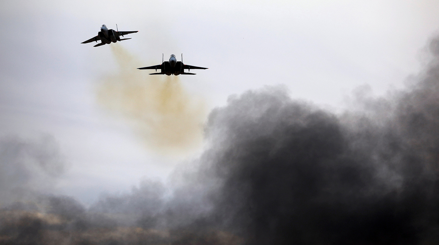 Израильские ВВС провели операцию на юге Бейрута Israeli Air Force F-15 planes fly during an aerial demonstration at a graduation ceremony for Israeli air force pilots at the Hatzerim air base in southern Israel