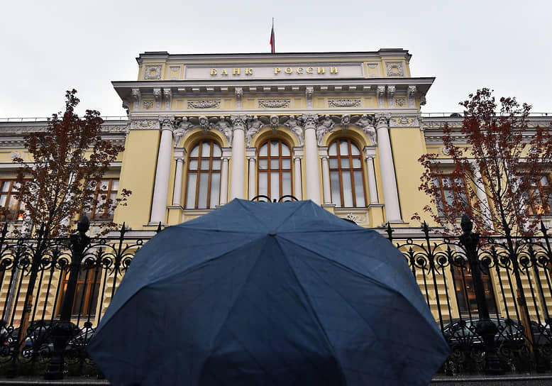 ЦБ уверен, что сможет прикрыть экономику от неблагоприятной для нее инфляции зонтиком высоких ставок