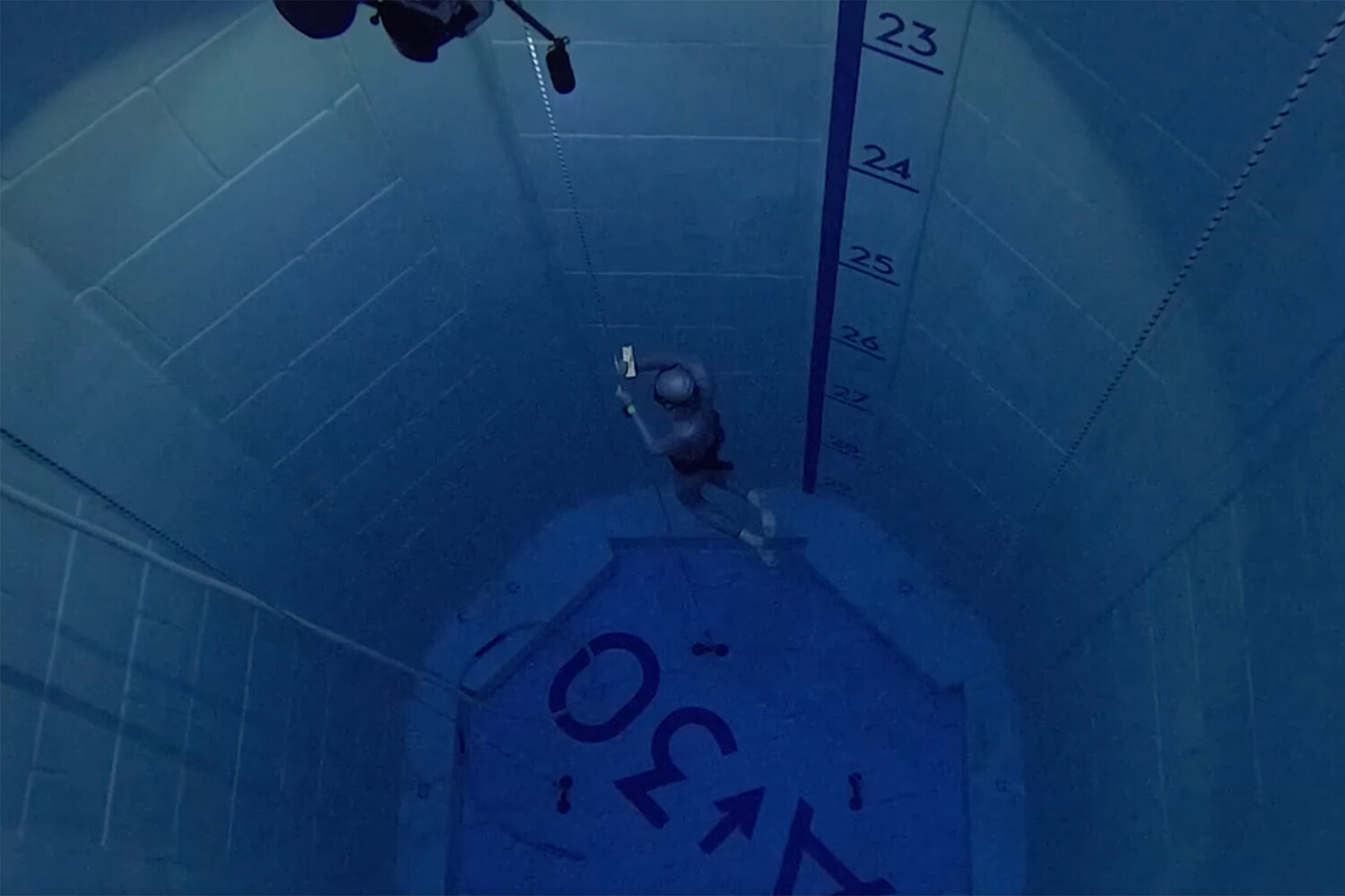 Инновационный складной смартфон Honor подвергся экстремальному испытанию в глубочайшем бассейне России fa9f9fdd-b314-44de-9582-aab5e2cd7ebd-6764196a