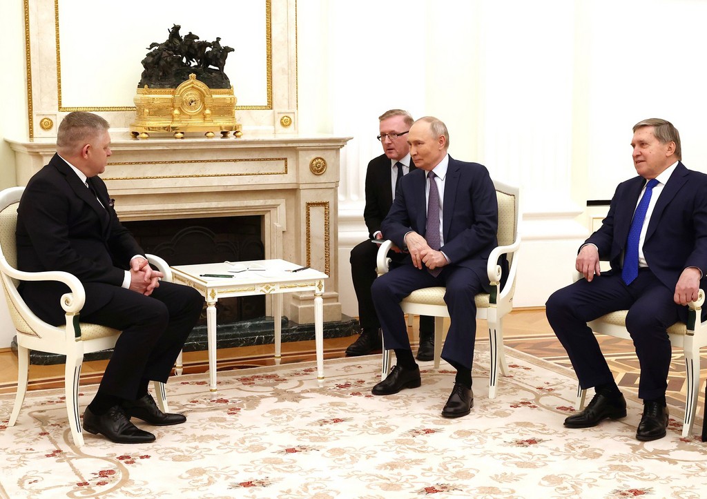 Президент России Владимир Путин с Премьер-министром Словакии Робертом Фицо. Справа – помощник Президента Юрий Ушаков