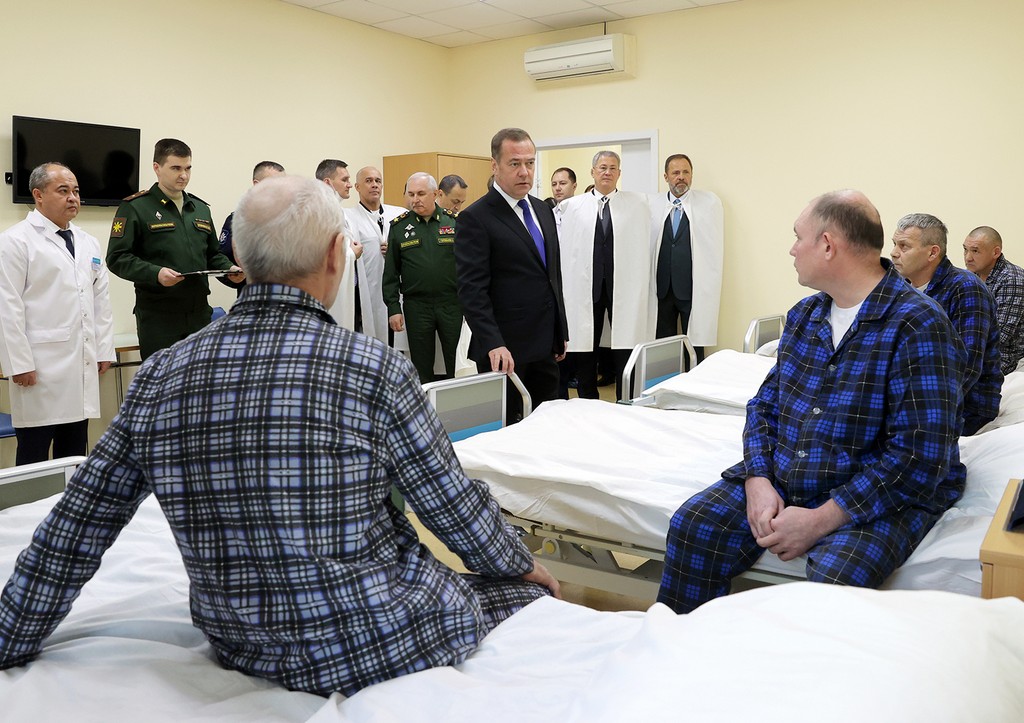 Медведев посетил раненых в военном госпитале в Уфе