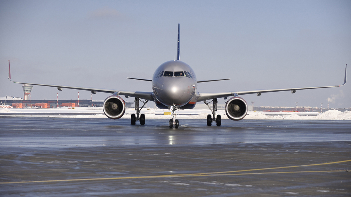 Пассажиры самолета Azerbaijan Airlines благополучно эвакуированы после аварийной посадки в Актау Международный аэропорт Шереметьево