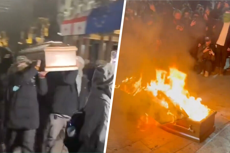 Демонстранты устроили яркий перформанс перед парламентом Грузии a904fbe1-81f8-47ba-9756-160e95ea3aef-67aaad52