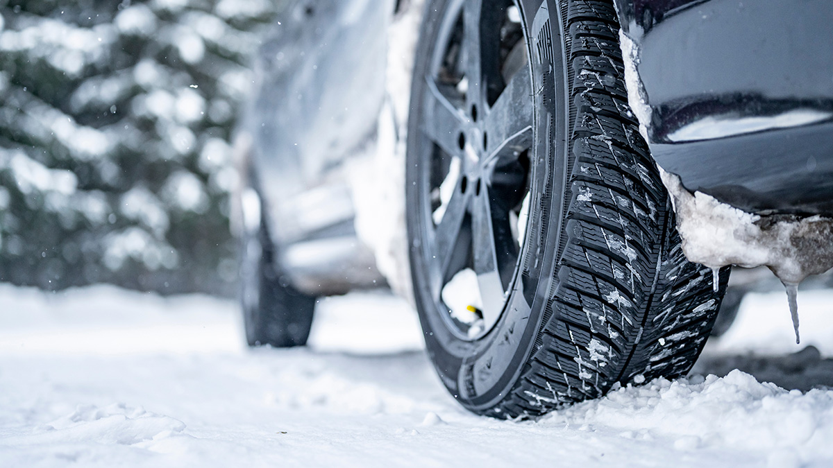 Новые правила для автомобилистов появятся в 2025 году WinterTireDetailOfCarTiresInWinterOnThe