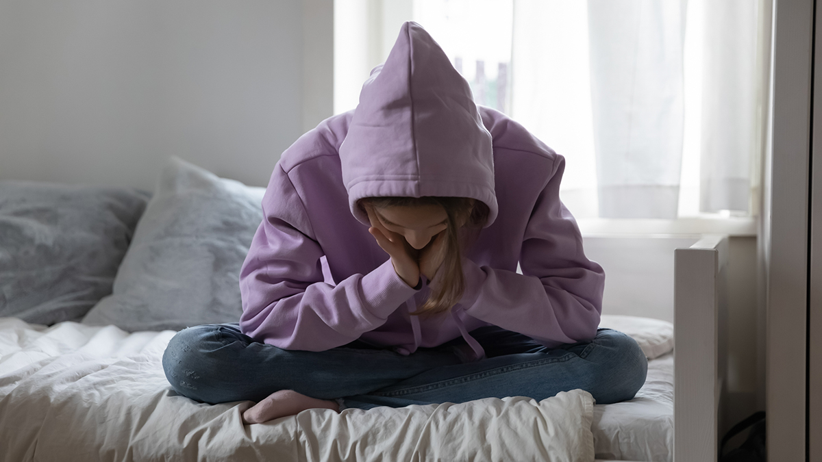 Трагический случай в московской клинике красоты UnhappyDepressedTeenageGirlWearingSweatshirtSittingOnBedAlone