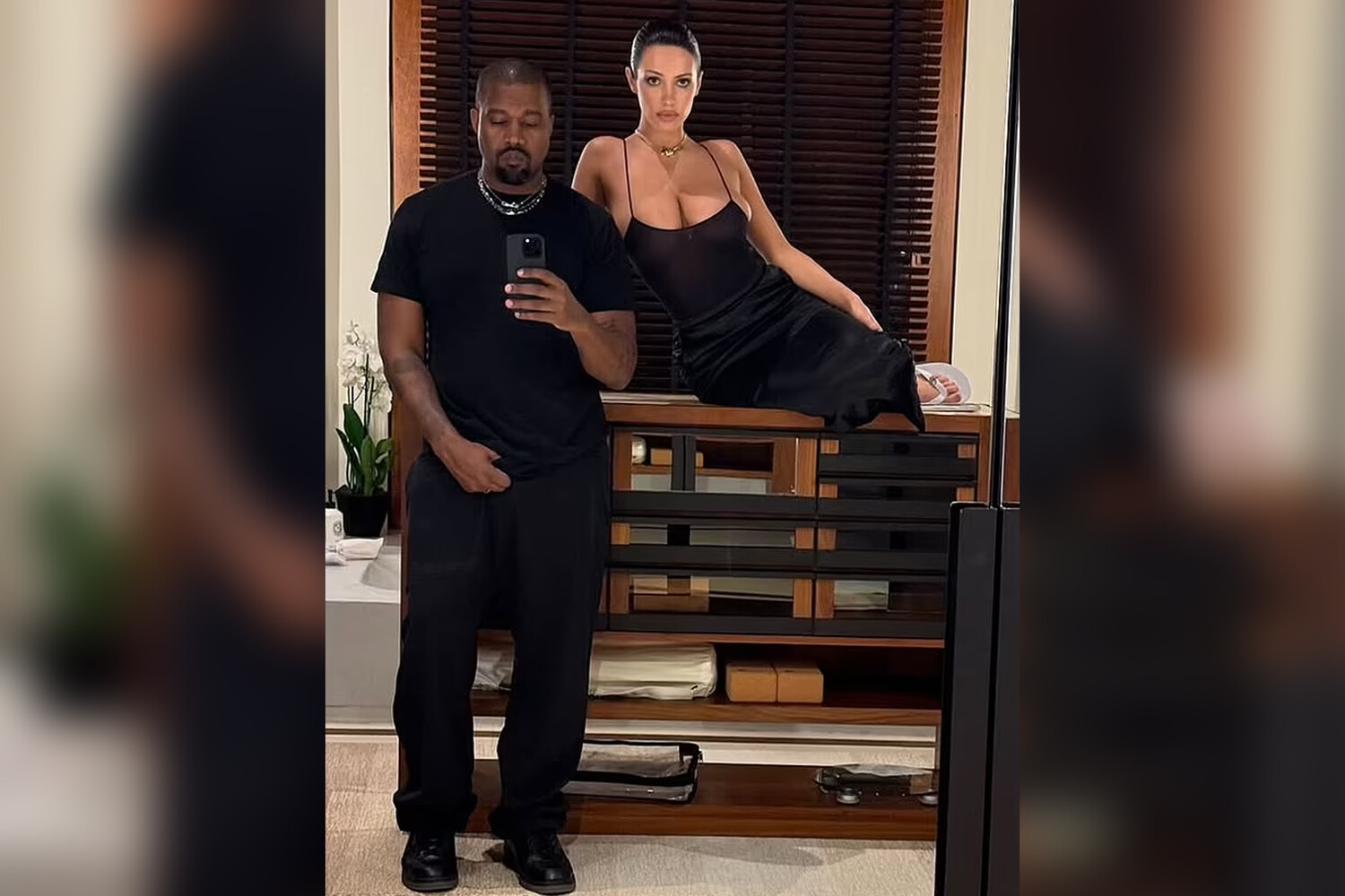 Супруга Канье Уэста продемонстрировала смелый образ с роскошным украшением 1b47ca7f-ed67-46e8-9091-07b546719ed2-67cadde5