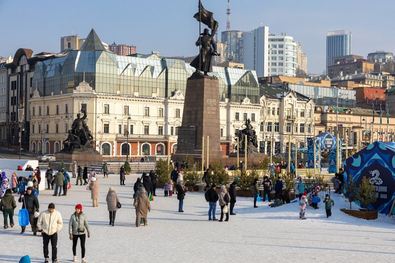 На центральной площади Владивосток празднует встречу Нового года 357c47df-a24f-4332-8278-a5dbe1de8d2c-67c87967