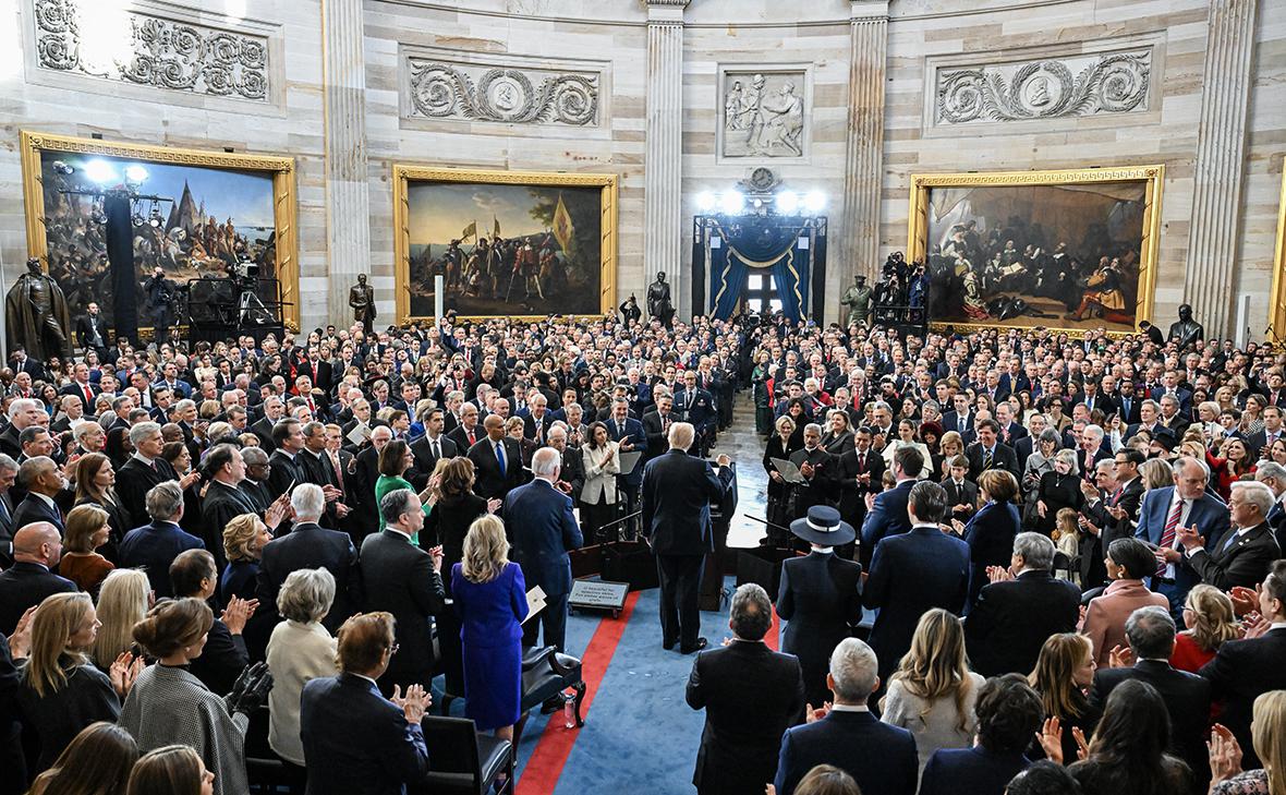 Дональд Трамп (в центре) (Kenny Holston / Getty Images)