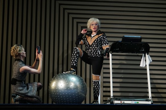 Вера Алентова в спектакле 'Ложные признания', 2020 год. Фото: Ekaterina Tsvetkova/Global Look Press/www.globallookpress.com