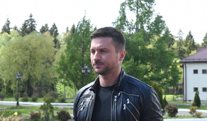 Лазарев показал постельную сцену с женщиной