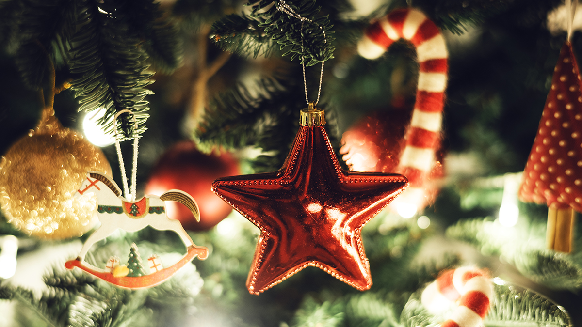 Дед Мороз из Великого Устюга рассказал, когда нужно наряжать елку CloseUpOfFestiveChristmasTreeDecorationWithRedStar