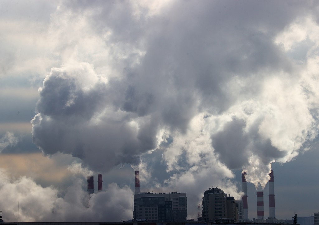 Курящих на морозе россиян предупредили об опасных последствиях